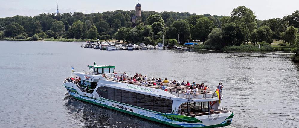 Dampferfahrt auf dem Tiefensee in Potsdam mit dem Flatowturm im Park Babelsberg im Hintergrund. 