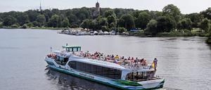 Dampferfahrt auf dem Tiefensee in Potsdam mit dem Flatowturm im Park Babelsberg im Hintergrund. 