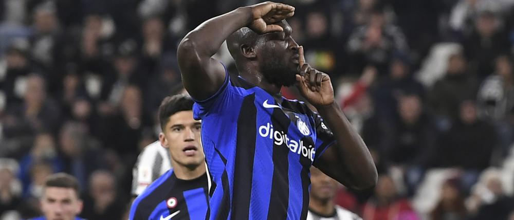 Ruhe auf den Rängen! Romelu Lukaku von Inter Mailand gestikuliert nach seinem Tor zum 1:1-Endstand. 