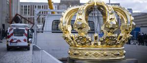 Auf dem Weg: Die Wappen-Krone für das Eosander-Portal. 