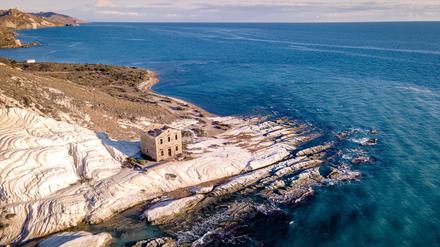 Die weißen Klippen der Punta Bianca bei Agrigent.