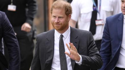 Prinz Harry, Herzog von Sussex, winkt bei seiner Ankunft vor einer Anhörung am Royal Courts Of Justice.