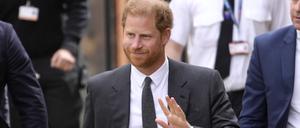 Prinz Harry, Herzog von Sussex, winkt bei seiner Ankunft vor einer Anhörung am Royal Courts Of Justice.