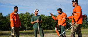 Die Brandschutzbrigade des Instituto Homem Pantaneiro bespricht einen Trainingseinsatz.
