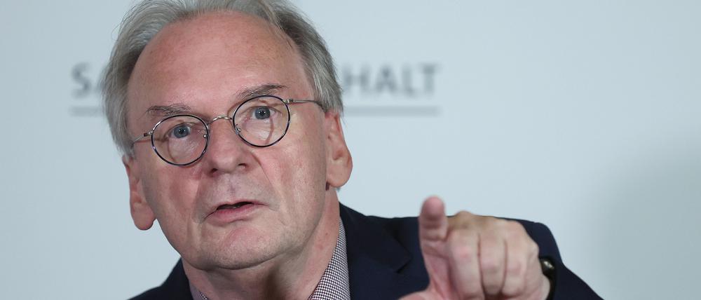 Reiner Haseloff (CDU) befindet sich momentan im Kampf gegen das Coronavirus und und um die Gunst der Wähler in Sachsen-Anhalt.