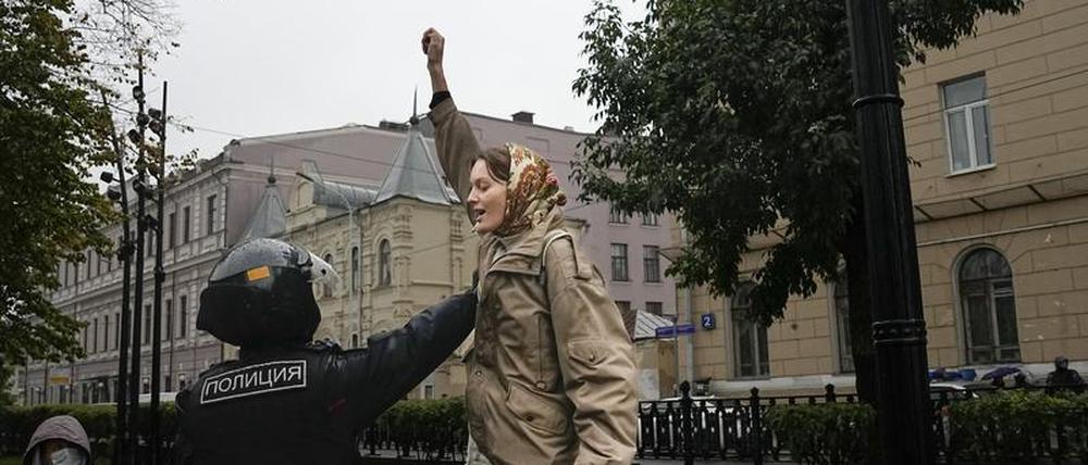 Eine junge Russin auf einer Demonstration in Moskau gegen die Teilmobilisierung. 