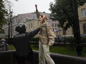 Eine junge Russin auf einer Demonstration in Moskau gegen die Teilmobilisierung. 