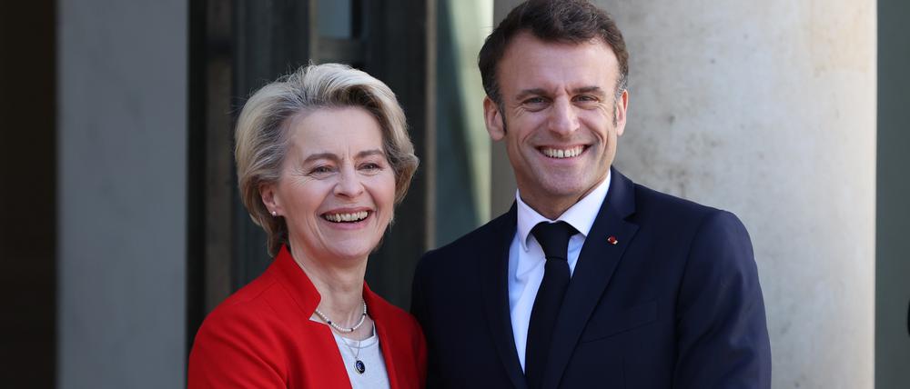 Emmanuel Macron (r), Präsident von Frankreich, begrüßt Ursula von der Leyen, Präsidentin der Europäischen Kommission, vor einem Treffen am Elysee-Palast. 
