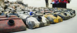 PRODUKTION - 04.04.2023, Baden-Württemberg, Mannheim: Eine Frau steht in der Kunsthalle in der Ausstellung ·1,5 Grad. Verflechtungen von Leben, Kosmos, Technik· vor dem Kunstwerk ·Rat Singer: Second Only to God!· von Romuald Hazoumè. Die Kunsthalle Mannheim untersucht mit der Ausstellung das Zusammenwirken von Mensch und Natur im globalen Kontext. Foto: Uwe Anspach/dpa - ACHTUNG: Nur zur redaktionellen Verwendung im Zusammenhang mit der aktuellen Berichterstattung und nur mit vollständiger Nennung des vorstehenden Credits +++ dpa-Bildfunk +++