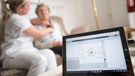 Eine Pflegerin untersucht eine Bewohnerin im Rahmen einer elektronischen Visite.