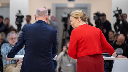 dpatopbilder - 03.04.2023, Berlin: Franziska Giffey (SPD), Regierende Bürgermeisterin von Berlin, und Kai Wegner (CDU), Vorsitzender der CDU Berlin, nehmen an einem Pressetermin zur Vorstellung des ausgehandelten Koalitionsvertrags teil. Zu den Schwerpunkten des schwarz-roten Regierungsprogramms gehören mehr Wohnungsbau, ein Milliardenprogramm für mehr Klimaschutz, eine Verwaltungsreform sowie eine bessere Ausstattung von Polizei und Feuerwehr. Foto: Monika Skolimowska/dpa +++ dpa-Bildfunk +++