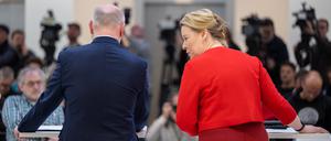 dpatopbilder - 03.04.2023, Berlin: Franziska Giffey (SPD), Regierende Bürgermeisterin von Berlin, und Kai Wegner (CDU), Vorsitzender der CDU Berlin, nehmen an einem Pressetermin zur Vorstellung des ausgehandelten Koalitionsvertrags teil. Zu den Schwerpunkten des schwarz-roten Regierungsprogramms gehören mehr Wohnungsbau, ein Milliardenprogramm für mehr Klimaschutz, eine Verwaltungsreform sowie eine bessere Ausstattung von Polizei und Feuerwehr. Foto: Monika Skolimowska/dpa +++ dpa-Bildfunk +++