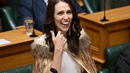 05.04.2023, Neuseeland, Wellington: Jacinda Ardern, ehemalige Premierministerin von Neuseeland, hält ihre Abschiedsrede im Parlamentsgebäude. Ardern wurde einen Tag zuvor zur Sondergesandten für den sogenannten «Christchurch Call» ernannt. Foto: Masanori Udagawa/AAP/dpa +++ dpa-Bildfunk +++