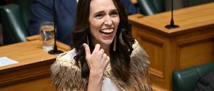 05.04.2023, Neuseeland, Wellington: Jacinda Ardern, ehemalige Premierministerin von Neuseeland, hält ihre Abschiedsrede im Parlamentsgebäude. Ardern wurde einen Tag zuvor zur Sondergesandten für den sogenannten «Christchurch Call» ernannt. Foto: Masanori Udagawa/AAP/dpa +++ dpa-Bildfunk +++