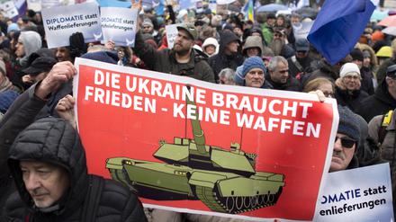 Im Februar demonstrierten unter dem Motto „Aufstand für Frieden“ auch in Berlin Menschen gegen die Rüstungslieferungen an die Ukraine. 
