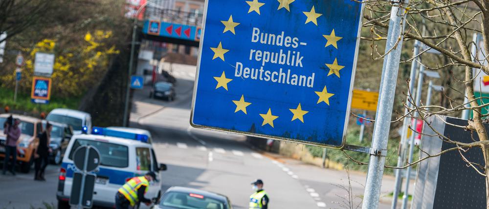 Beamte der Bundespolizei kontrollieren ein französisches Fahrzeug, dass vom französischen Petite-Rossell ins saarländischen Grossrosseln fahren will.
