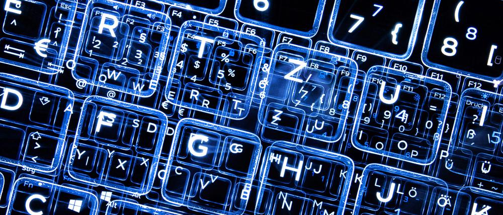 ARCHIV - 11.01.2019, Hessen, Darmstadt: ILLUSTRATION - Tasten einer beleuchteten Tastatur (Aufnahme mit Zoomeffekt). Cyberattacken haben in mehreren Bundesländern Internetseiten von öffentlichen Stellen lahmgelegt. In Sachsen-Anhalt und Mecklenburg-Vorpommern waren am Dienstag zeitweise unter anderem die Webseiten von Ministerien nicht erreichbar, in Niedersachsen waren Internetseiten der Polizei betroffen. Foto: Sebastian Gollnow/dpa +++ dpa-Bildfunk +++