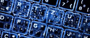 Tasten einer beleuchteten Tastatur (Aufnahme mit Zoomeffekt).