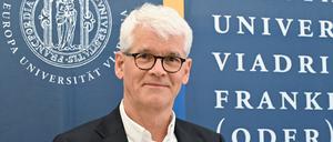 05.04.2023, Brandenburg, Frankfurt (Oder): Eduard Mühle, aufgenommen auf der Pressekonferenz zu seinem Amtsantritt als neuer Präsident der Europa-Universität Viadrina Frankfurt (Oder). Er hatte sein Amt zum 1. April offiziell angetreten. Foto: Bernd Settnik/dpa +++ dpa-Bildfunk +++