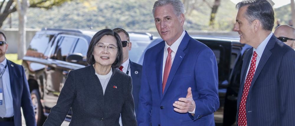 Kevin McCarthy (2.v.r), Sprecher des Repräsentantenhauses, begrüßt Tsai Ing-wen, Präsidentin von Taiwan, bei ihrer Ankunft in der Ronald Reagan Presidential Library in Simi Valley.
