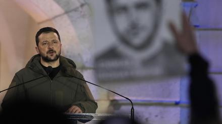 Wolodymyr Selenskyj hält eine Rede während seines Besuchs in Warschau.