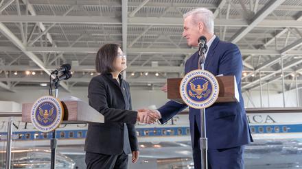 Taiwans Präsidentin Tsai Ing-wen traf am 5. April den Sprecher des US-Repräsentantenhauses, Kevin McCarthy, in der Ronald Reagan Presidential Library.