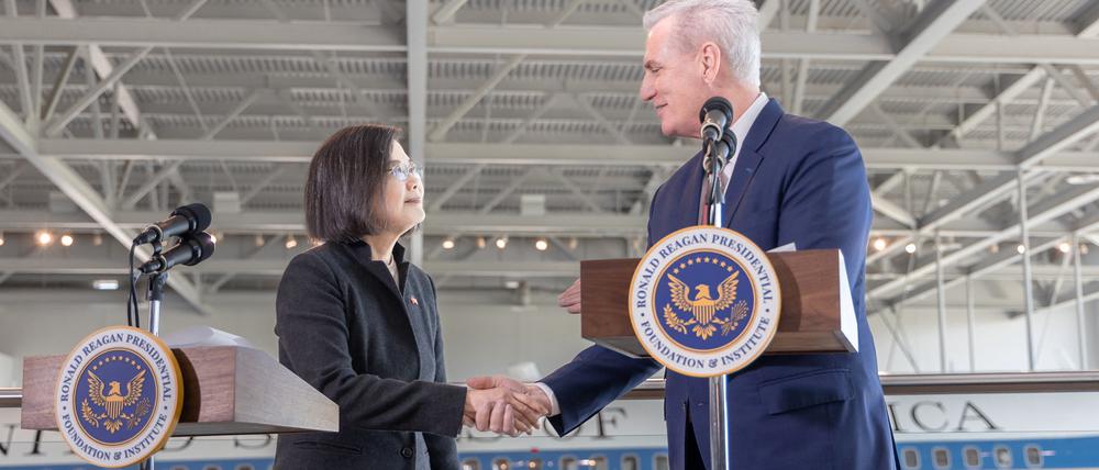 Taiwans Präsidentin Tsai Ing-wen traf am 5. April den Sprecher des US-Repräsentantenhauses, Kevin McCarthy, in der Ronald Reagan Presidential Library.