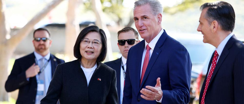 Taiwans Präsident Tsai Ing-wen (l.) mit Kevin McCarthy, Vorsitzender des US-Repräsentantenhauses
