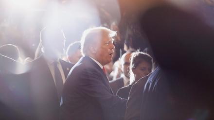 Der frühere US-Präsident Donald Trump mit Anhängern.