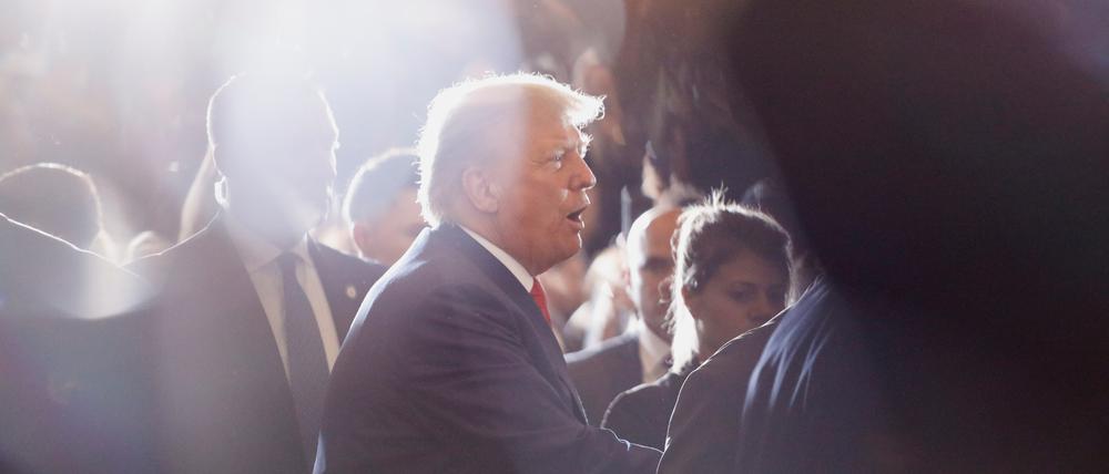 Der frühere US-Präsident Donald Trump mit Anhängern.