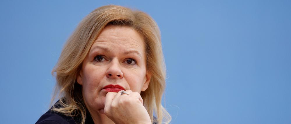 Die Wut bei Ländern und Kommunen auf Bundesinnenministerin Nancy Faeser (SPD) wächst.