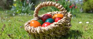 Ostereier in einer Wiese mit Blumen - Easter eggs in a meadow with flowers, Das Verschenken von Ostereiern ist ein weit verbreiteter Brauch. Die Tradition vom Eierf