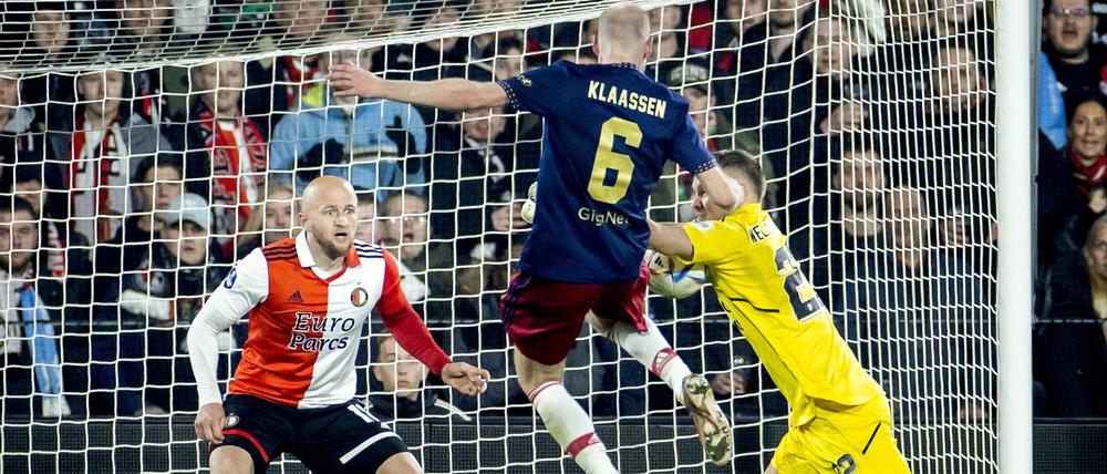 Klaassen, der das 2:1 erzielt hatte, wurde nach gut einer Stunde getroffen, er blutete am Kopf.