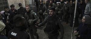  Israelische Polizei in der Altstadt von Jerusalem, Stunden nach Zusammenstößen zwischen israelischen Sicherheitskräften und Palästinensern am Tempelberg. 