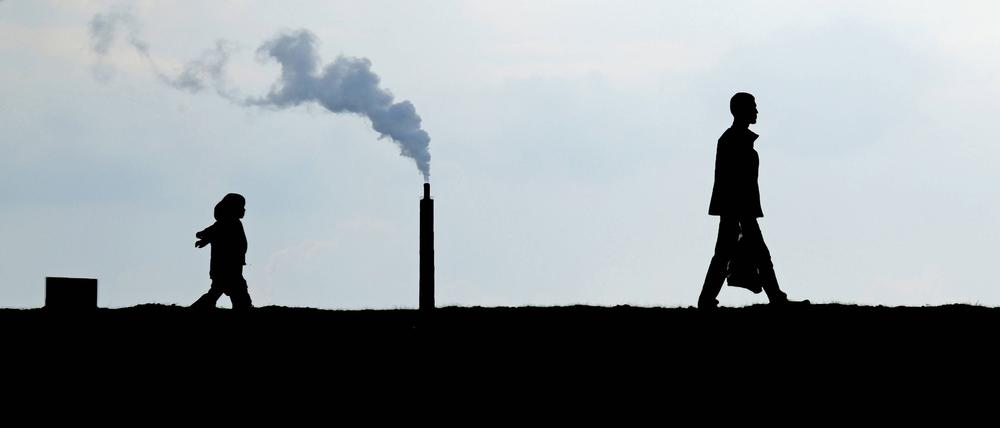 Alles (noch) halb so wild? Statt die Erderwärmung abzustreiten, setzen Gegner des Klimaschutzes mittlerweile auf Verzögerungstaktiken.
