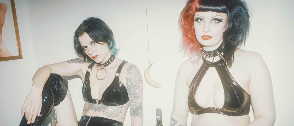 Kinky Mode von Pole Berlin, getragen von Jenn (links) und Annika Rosenberger.