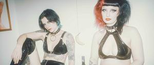 Kinky Mode von Pole Berlin, getragen von Jenn (links) und Annika Rosenberger.