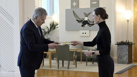 Sanna Marin übergibt ihr Rücktrittsschreiben an Sauli Niinisto, den Präsidenten Finnlands.