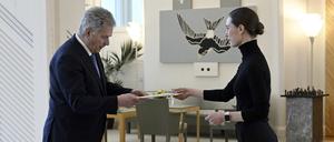 Sanna Marin übergibt ihr Rücktrittsschreiben an Sauli Niinisto, den Präsidenten Finnlands.