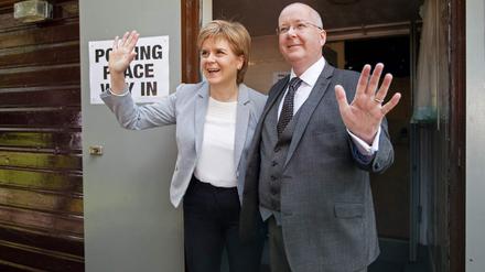 Nicola Sturgeon mit ihrem Ehemann Peter Murrell im Jahre 2016. 