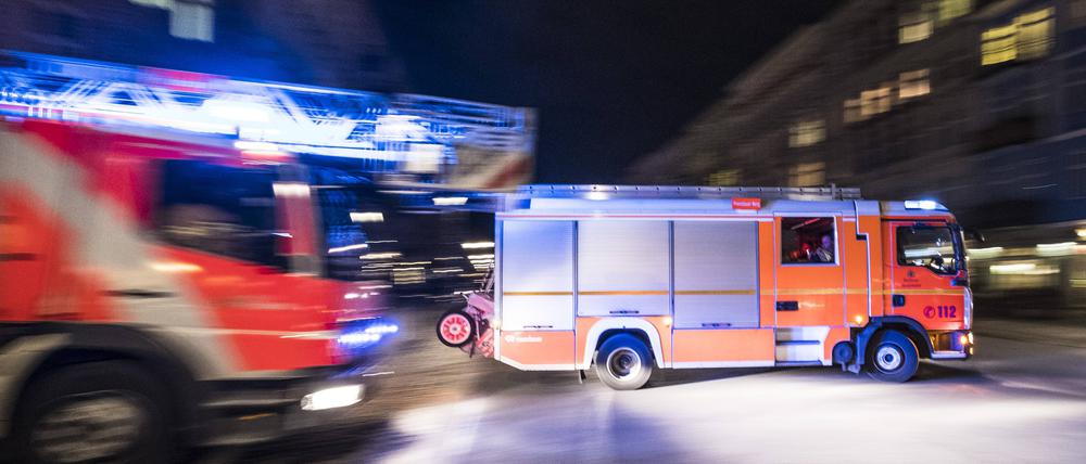 Löschfahrzeug und Drehleiter der Berliner Feuerwehr beim Ausrücken aus einer Feuerwehrwache. (Symbolbild)