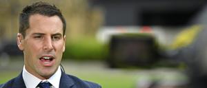 Scott Benton, Abgeordneter der Konservativen Partei, spricht im College Green im Zentrum Londons zu den Medien. 
