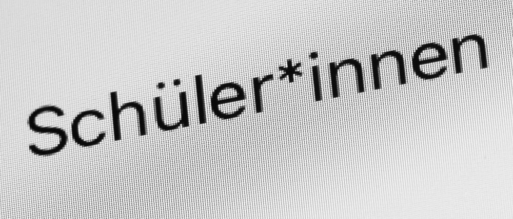 Der Schriftzug Schüler*innen ist auf dem Display eines iPhone SE zu sehen. Symbolbild.