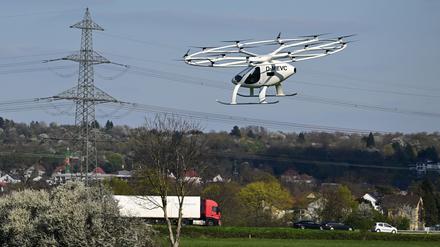 Fliegt schon mal. Ein elektrisch angetriebener Volocopter dreht bei der Eröffnung des neuen Hangars eine Runde.