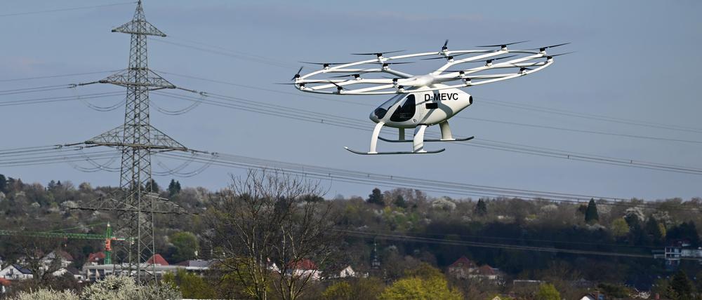 Fliegt schon mal. Ein elektrisch angetriebener Volocopter dreht bei der Eröffnung des neuen Hangars eine Runde.