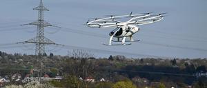 Fliegt schon mal. Ein elektrisch angetriebener Volocopter dreht bei der Eröffnung des neuen Hangars eine Runde.