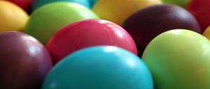 06.04.2023, Bayern, Kaufbeuren: Bunt gefärbte Eier liegen aufgereiht in einer Küche. Foto: Karl-Josef Hildenbrand/dpa +++ dpa-Bildfunk +++