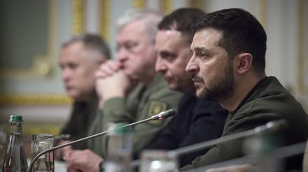 Kündigte erste Gesprächsbereitschaft an: Andrij Sybiha (2. von links).