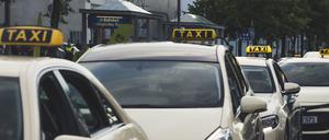 City taxi s lined up at Zoologischer Garten railway station in Berlin, Berlin, Germany, June 2022: City taxi s lined up at Zoologischer Garten railway station in Berlin, Berlin, Germany, June 2022: City taxi s lined up at Zoologischer Garten railway station in Berlin, 08.07.2022, Copyright: xkb79x Panthermedia31603310.jpg