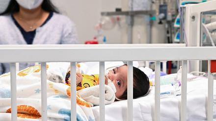 Bei rund einem Prozent der jungen Patienten ist wegen eines schweren Verlaufs die Behandlung einer RSV-Infektion in einem Krankenhaus nötig.